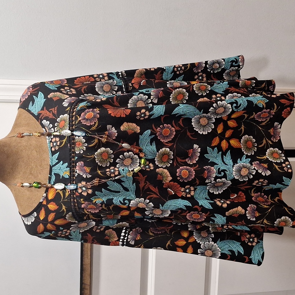 New Directions Black and Floral Patterned Blouse
